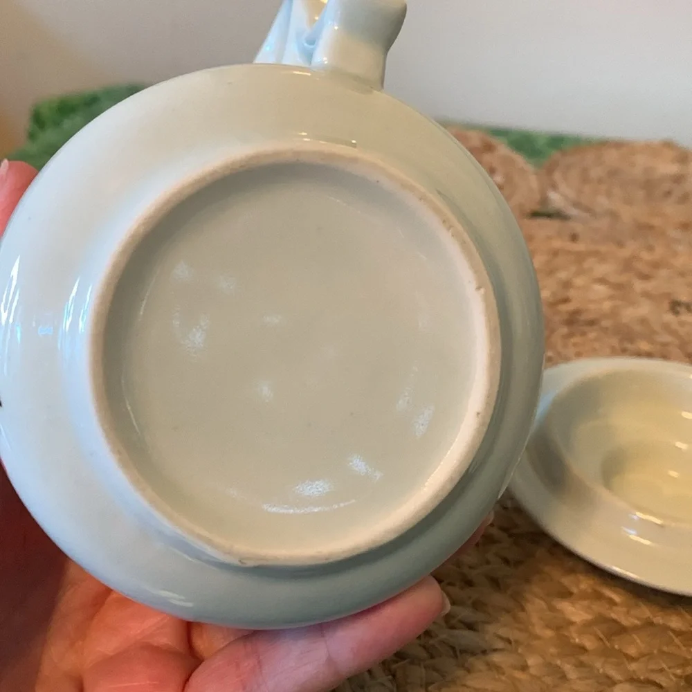 Adorable floral tea cup with lid, EUC